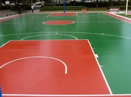 北京许多老旧运动场地面翻新,篮球场地面维修